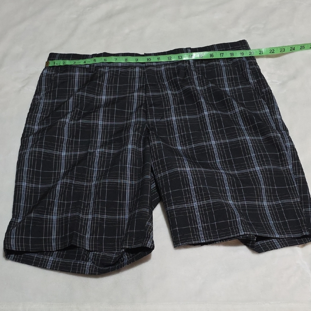 SHARK GREG NORMAN Black Plaid Shorts. SIZE 38.‎